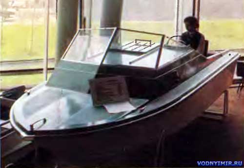 Мотолодка «Марина» — пластмассовая каютная моторная лодка