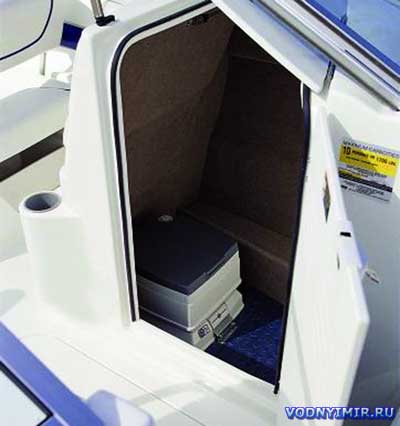 Компактный биотуалет катера «Bayliner 219»